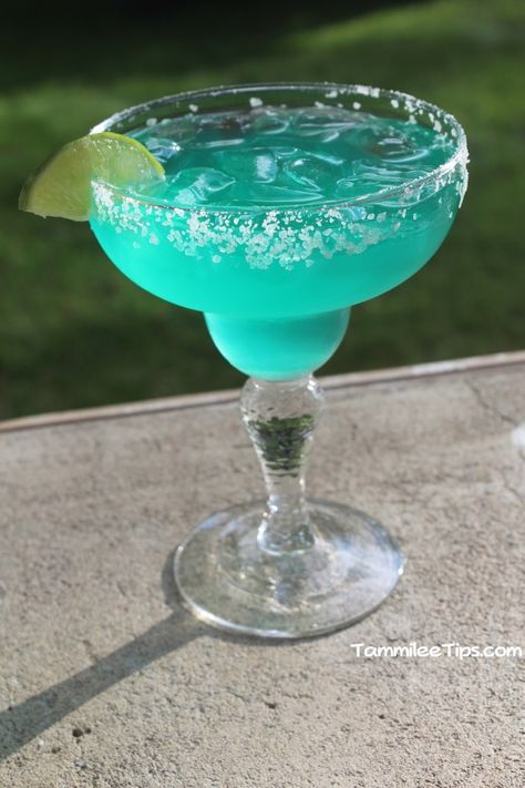 Blue Agave Margarita Recipe:  1 1/2 oz Silver tequila 1/2 oz Triple Sec 1/2 oz Blue Curacao 1/2 cup Sweet and Sour Blue Agave Recipes, Agave Margarita Recipe, Agave Margarita, Margarita Day, National Margarita Day, Malibu Rum, Silver Tequila, Blue Agave, Fancy Drinks