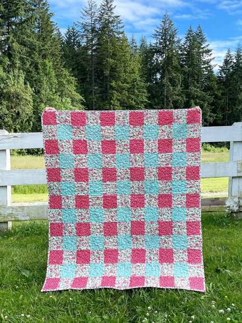 Gingham Plaid Quilt + FREE Pattern by A Bit of Scrap Stuff | Fabric: Summer Picnic by Melissa Mortenson of Polka Dot Chair for Riley Blake Designs Gingham Quilt Pattern Free, Gingham Quilt Pattern, Picnic Quilt Pattern, Picnic Quilts, Patchwork Quilts For Beginners, Picnic Blanket Pattern, Quilt Free Pattern, Beginner Quilting Projects, Beginner Quilting