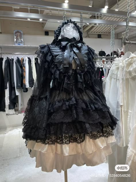 Gothic Lolíta Dress, Goth Gyaru Outfits, Lotia Fashion Goth, Gothic Doll Outfit, Dark Lolíta Outfit, Formal Goth Dress, Egl Fashion Gothic, Gothic Ouji Fashion, Dark Japanese Aesthetic