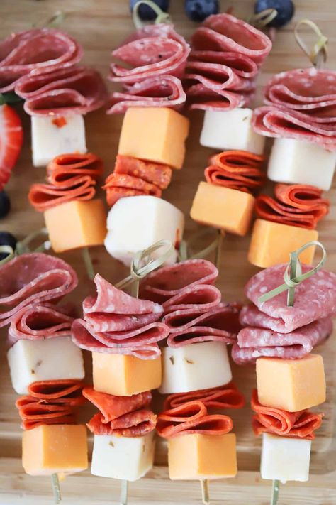 Mini Charcuterie Skewers, Table Snacks For Party Appetizers, New Years Party Appetizer Ideas, Meat And Cheese Cups For Party, Easy Quick Party Food, Cup Charcuterie Ideas, Charcuterie Cups Simple, Charcuterie Toothpick Ideas, Charcuterie Squewers