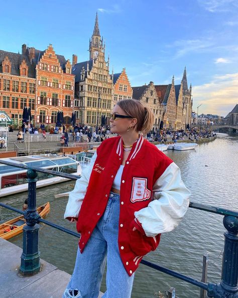 School Jacket Outfit, Letterman Jacket Outfit, Street Style Women Winter, Red Jacket Outfit, Varsity Outfit, Baseball Jacket Outfit, Varsity Jacket Outfit, Stylish Outfits Casual, Jacket Outfit Women