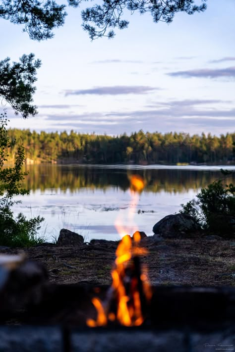 Sweden Summer, Girls Roadtrip, On Golden Pond, Mountains Aesthetic, Escape Plan, Peaceful Places, Autumn Aesthetic, Scandinavia, Wallpaper Aesthetic