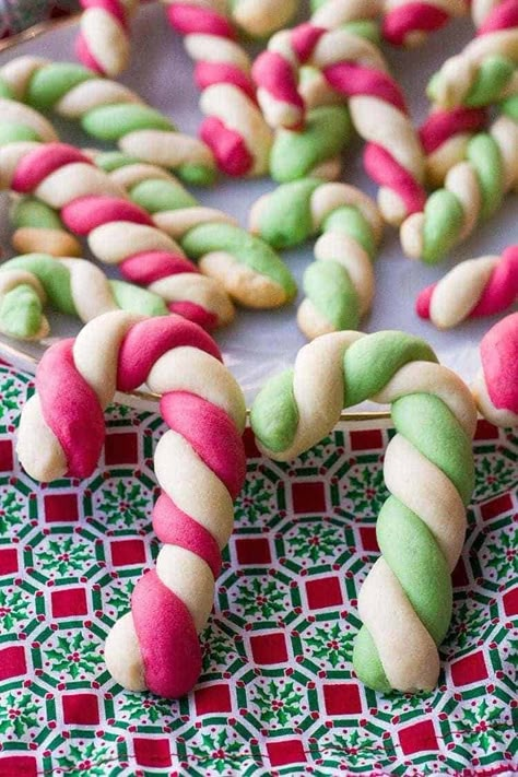 Candy Cane Cookie Recipe, Candy Cane Recipe, Cookies And Candy, Candy Cane Cookies, Christmas Cookie Exchange, Xmas Cookies, Classic Cookies, Christmas Cookies Decorated, Christmas Cooking