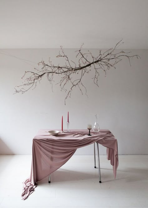 suspended blossom flower cloud - anne van midden floral design Dry Flower Hanging, Floral Cloud Wedding, Lunch Table Settings, Floral Clouds, Dinner Table Set Up, Floral Cloud, Hanger Art, Flower Cloud, Art Hanger