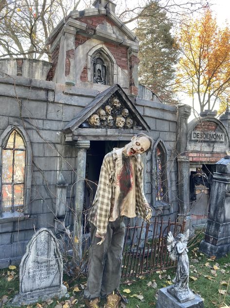 Cemetery Pillars, Halloween Cemetery Ideas, Halloween Outdoors, Cemetery Halloween, Halloween Cemetery, Haunted Trail, Halloween Camping, Halloween Forum, Haunted Attractions