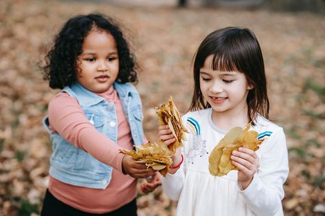 How-to Guide Your Preschool-Age Kid Toward Curiosity and Away from Boredom New research shows that kids need a combination of knowledge and uncertainty in order to explore a subject they are curious about. Unstructured Play, Cognitive Psychology, Psychological Science, Curious Kids, Preschool Age, Kid Lifestyle, Learn Faster, Early Education, Preschool Kids