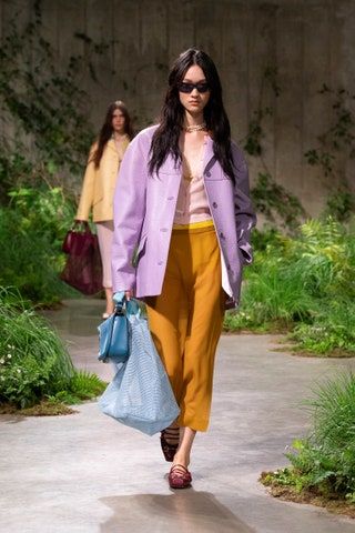 Gucci Resort 2025 Fashion Show | Vogue Japanese Fashion Trends, Fashion 2025, Resort 2025, Fashion Trend Forecast, 2025 Fashion, Resort Fashion, Rainbow Fashion, Bags And Purses, Fashion Fail