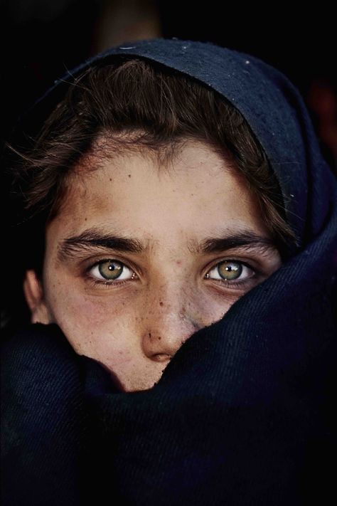 afghan girl with green eyes Girl With Green Eyes, Afghan Girl, Eye Photography, People Of The World, World Cultures, Pretty Eyes, Interesting Faces, 인물 사진, Cool Eyes