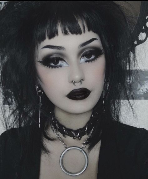 Makeup Edgy, Gothic Eye Makeup, Maquillage Goth, Goth Makeup Looks, Trad Goth Makeup, Goth Eye Makeup, Alt Makeup, Goth Hair, Swag Makeup