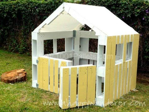 Backyard Play Spaces, Pallet Kids, Pallet Playhouse, Pallet Shed, Diy Playhouse, Build A Playhouse, Pallet House, Pallet Outdoor, Recycled Pallets