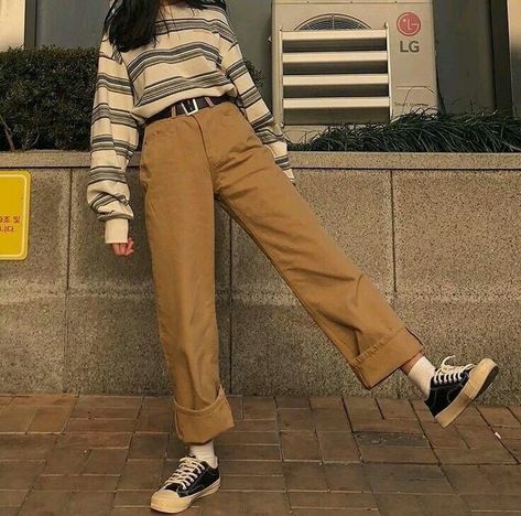 Baggy Khaki Pants Outfit, Retro Aesthetic Outfit, Khaki Pants Outfit, Khakis Outfit, How To Have Style, Teen Swag Outfits, Swag Girl Style, 90s Fashion Outfits