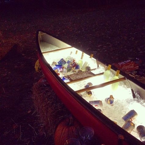 It's a canoe filled with alcohol!! Wedding Food Truck Receptions, Food Truck Reception, Wedding Food Truck, Drink Presentation, Food Truck Wedding, Reception Bride, Food Wedding, Kid Drinks, Beach Meals