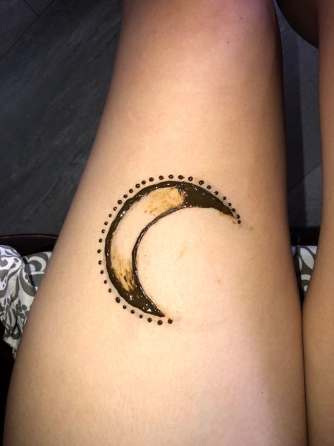 Simple Moon Henna Designs, Fall Henna, Henna Moon Design, Moon Henna, Henna Moon, Beginner Henna, Henna Inspo, Henna Inspired Tattoos, Easy Henna