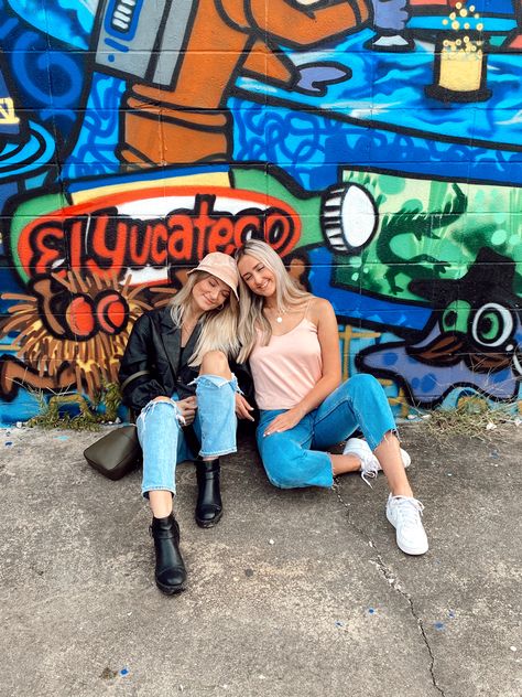 Mural Wall Picture Poses, Mural Poses Street Art, Best Friend Photoshoot Downtown, Mural Pictures Poses, Graffiti Background Photoshoot, Mural Photoshoot Poses, Graffiti Photoshoot Ideas, Mural Poses, Nashville Pics