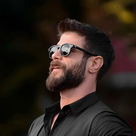 Men Fade Haircut Short, Short Hair With Beard, Glitter Makeup Looks, Mens Fade, Hand Tattoos For Guys, Sports Hairstyles, Fashion Suits For Men, Photo Pose For Man, Beard No Mustache