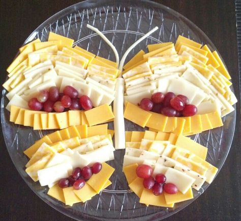 Butterfly cheese tray. Happy birthday Kassidy!!! Monarch Butterfly Birthday Party Decorations, Butterfly Birthday Party Food Ideas, Butterfly Themed Birthday Party Food, Butterfly Snack Table, Butterfly Themed Food Ideas, Butterfly Veggie Tray, Butterfly Food Ideas For Kids, Butterfly Party Snacks, Butterfly Baby Shower Food Ideas