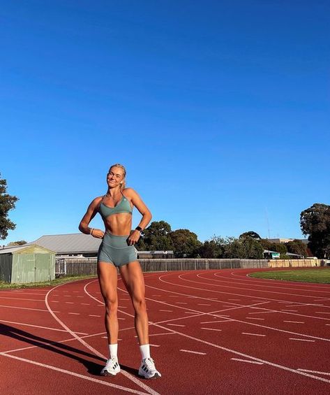 OLIVIA MAY on Instagram: "early mornings on the track ✨ ft. inside out shorts" Runners Body, Track Goals, Race Running, Fitness Vision Board, Aesthetic Motivation, Fitness Aesthetic, Marathon Runner, Sports Aesthetic, Runner Girl