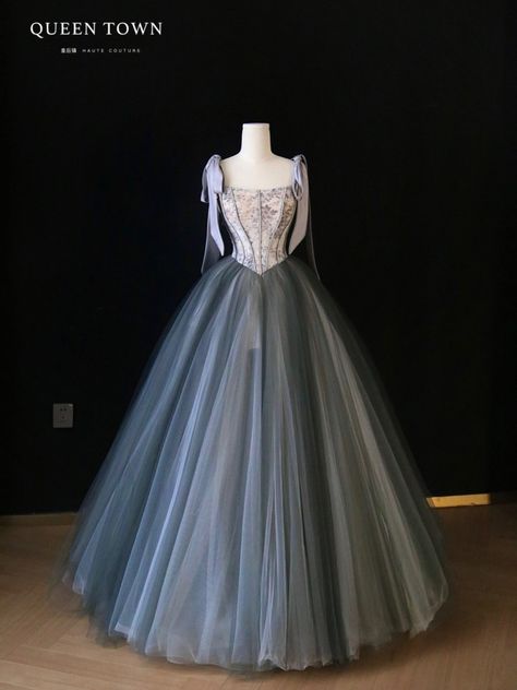 Vintage Prom Dresses Ball Gown, Old Royal Dresses Princesses, Royal Corset Dress, Old Royal Dresses, Old Fashioned Ball Gowns, Ethereal Ball Gown, Modern Princess Dress, Vintage Ball Gown, Pretty Gowns