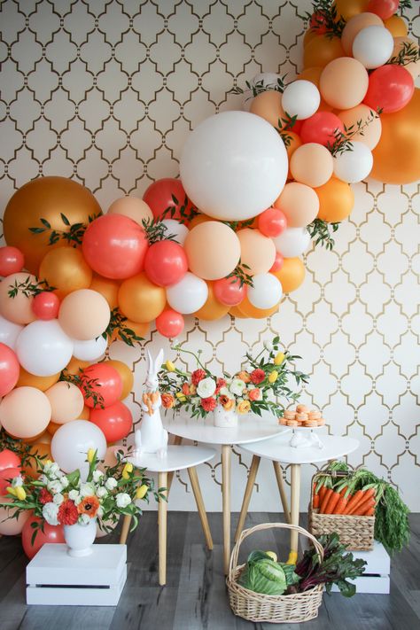 Easter Bunny Carrot Patch Photoshoot - Pretty My Party - Party Ideas Easter Balloon Decor, Easter Theme Party, Deco Orange, Carrot Patch, Balloon Garland Diy, Orange Baby Shower, Floral Balloons, Small Balloons, Pastel Balloons