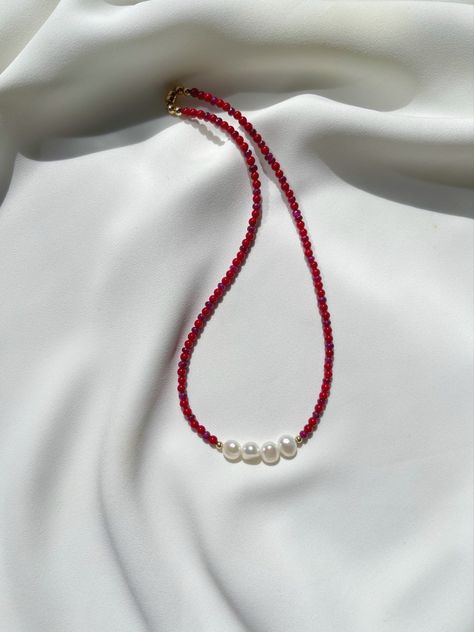 Red Handmade Necklace, Red Necklace Beads, Red Bead Necklace, Red Beads Jewellery, Pearl Necklace Ideas, Red Beads Necklace, Red Pearl Necklace, Pearl And Bead Necklace, Ruby And Pearl