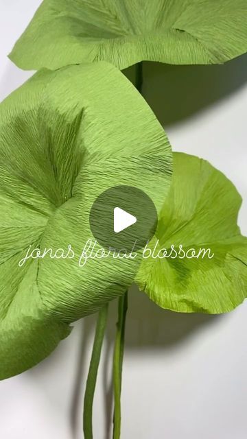 Leaf Making With Paper, Large Paper Flower Tutorial, Crepe Paper Flowers Tutorial, Paper Lotus, Diy Leaf, 1 Mai, Paper Flower Arrangements, Diy Leaves, Paper Flower Art