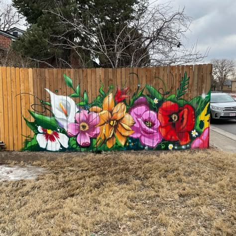 Fence Paintings Art, Outdoor Wall Decorating Ideas, Painting On Fences Wall Art, Spray Paint Flower Art, Colored Fence Ideas, Flower Fence Painting, Mural Fence Painting, Street Art Flowers, Spray Paint Murals