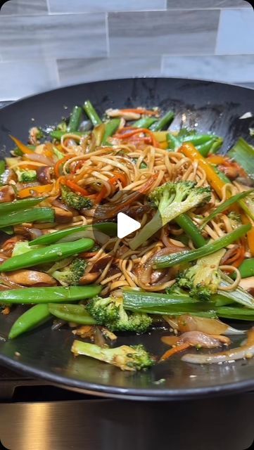 Stir Fry Videos, Chicken Lo Mein Recipe Easy, Chicken Lo Mein Recipe, Lo Mein Recipe, Vegetable Lo Mein, Chicken Lo Mein, Lo Mein Recipes, Easy Stir Fry, Easy Vegetable