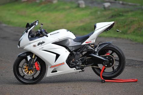 White kawasaki ninja 250r | Motorcycles and Ninja 250 Kawasaki 250, Ninja Motorcycle, Motor Trail, Kawasaki Ninja 250r, Motor Kawasaki, White Bike, Ninja 250, Power Bike, Futuristic Motorcycle