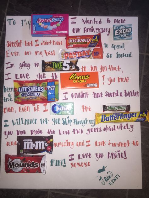 Cute valentines / anniversary ideas with candy bars and poster board Candy Poster Board Birthday Boyfriend, Candy Anniversary Poster, Candy Poster Board Anniversary, Candy Word Poster Ideas, Valentine Candy Board For Him, Candy Cards For Valentines Day, Anniversary Candy Poster, Candy Poster Board For Boyfriend, 1 Yr Anniversary Ideas