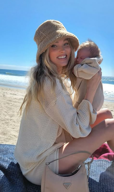 New mom Elsa Hosk was photographed on the beach wearing a Cream Organic Knit Sweater from Savannah Morrow ($247), Cream Organic Knit Ribbed Short from Savannah Morrow ($139), a Camel Teddy Bucket Hat from Lack Of Color ($79) and a Camo Beige Re-Edition 2000 Nylon Mini Bag from Prada ($795). To shop this look or buy this outfit on a budget, click the theninesfashion.com link. #ElsaHosk #SavannahMorrow #LackOfColor #Prada Baby Selfie, Mom Outfits Spring, Moms Goals, Foto Baby, Elsa Hosk, Future Mom, Mommy Life, Cute Family, Baby Family