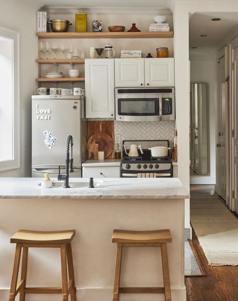 Tiny Kitchen Ideas Apartments Studios, Small Townhouse Kitchen Ideas, Tiny Luxury Apartment, Tiny Kitchens Apartment, Studio Appartement Aesthetic, Nyc Small Kitchen, Minimal Apartment Kitchen, Tiny Studio Kitchen, Nyc Kitchen Apartment