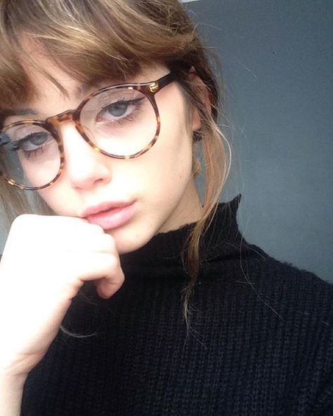 Bangs And Glasses, Glasses Outfit, Cute Glasses, Wearing Glasses, Girls With Glasses, Glasses Fashion, Beauty Inspiration, Hairstyles With Bangs, Pretty Face