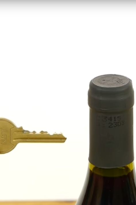 No corkscrew? No problem! Here's how to open a wine bottle with a key. Open Wine, Different Wines, Open Rose, Wine Refrigerator, Wine Store, Wine Opener, Wine Parties, Smart Living, Life Hack