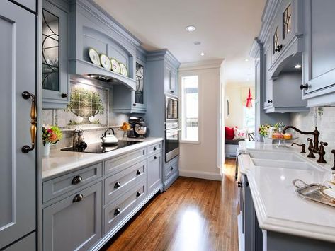 Influenced by an English cottage design, this blue traditional kitchen emphasizes the quaint and soft details of that style. Upholstery Webbing, Upholstery Workshop, Galley Kitchen Layout, Upholstery Chair, Galley Kitchen Design, Galley Kitchen Remodel, Galley Style Kitchen, Galley Kitchens, Green Ideas