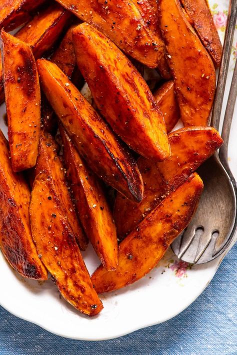 Wanna make amazing sweet potatoes on the stovetop? These maple-glazed pan-fried sweet potato wedges will be your new go-to for holidays and beyond. thenewbaguette.com Stovetop Sweet Potato Recipes, Glazed Potatoes, Pan Fried Sweet Potatoes, Fried Sweet Potatoes, Maple Glazed Sweet Potatoes, Sweet Potato Wedges, Maple Glaze, Potato Wedges, Sweet Potato Recipes