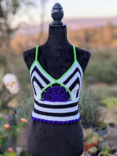 Beetle Juice Crochet, Beetlejuice Crochet, Beetlejuice Sandworm, Crochet Crop Top, Beetlejuice, Crochet Accessories, Diy Crochet, Crochet Designs, Crochet Clothes