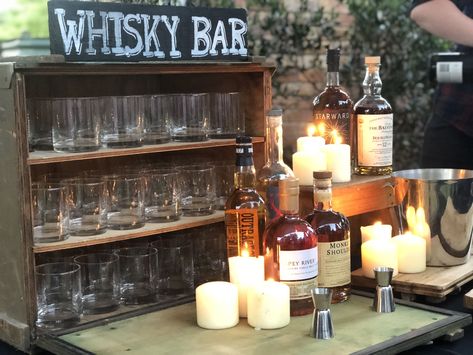 Whisky bar for party Whiskey And Cigars Photography, Bourbon Bar Party Ideas, Whiskey Bar Themed Birthday Party, Bourbon Themed Birthday Party Decor, Bourbon 30th Birthday, Vintage Whiskey Birthday Party, Whisky Bar Party Ideas, 50th Birthday Whiskey Party, Whisky Themed Party