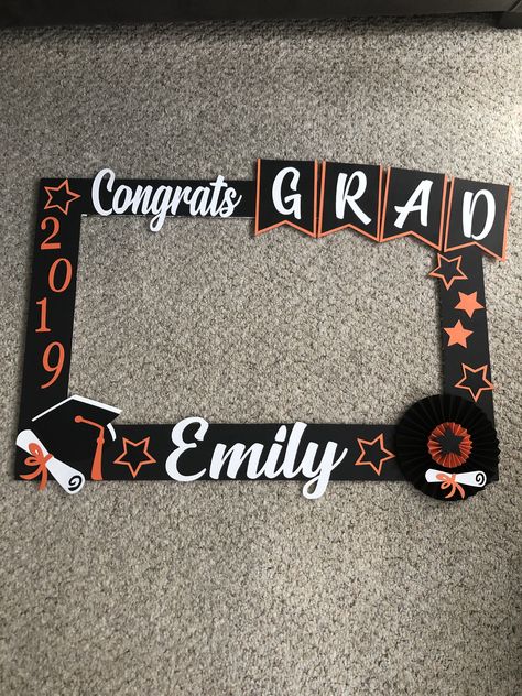 #selfieframe #graduation #diycrafts Frame Graduation Ideas, Graduation Selfie Frame, Photobooth Ideas Graduation, Graduation Party Picture Display, Preschool Graduation Gifts, Graduation Photo Frame, Graduation Photo Booth Props, Graduation Party Pictures, Graduation Party Backdrops