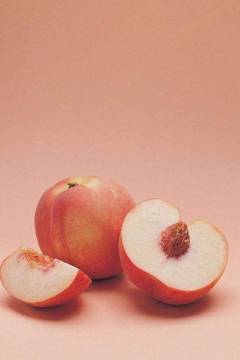 Peach Still Life Photography, Peche Aesthetic, Peaches Photography, Peaches Aesthetic, Growing Peach Trees, Peach Still Life, Peach Perfume, Peach Photo, Peach Photography