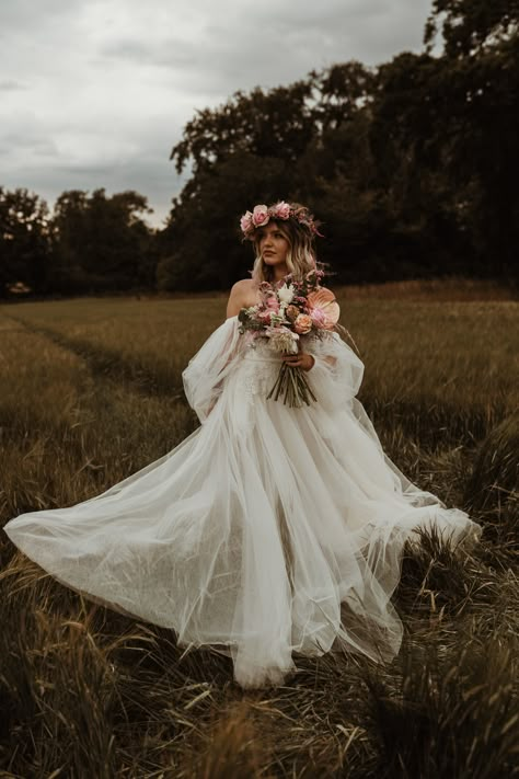 Cottage Wedding Dress Aesthetic, Woodsy Wedding Dress, Australian Forest, Wedding Dress Elopement, Wedding Dress Aesthetic, Edgy Bridal, Forest Theme Wedding, Cottage Wedding, Photoshoot Dress