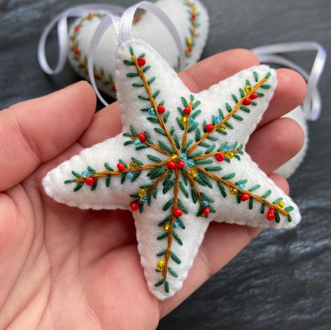 Hand Stitched Felt Ornaments, White Felt Ornaments, Stuffed Felt Ornaments, Felt Ornaments Christmas Tree, Felt Beaded Christmas Ornaments, White Felt Christmas Decorations, Handmade Ornaments Christmas Easy Diy, Xmas Felt Crafts, Embroidery Christmas Decorations