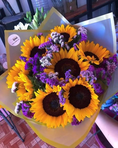 Yellow And Purple Wedding, Purple Wedding Colors, Boquette Flowers, Flower Tree, Sunflower Bouquets, Flowers Bouquet Gift, Nothing But Flowers, Foto Tips, Yellow And Purple