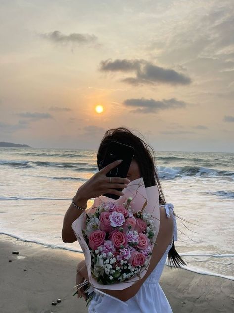 Flowers On The Beach Aesthetic, Birthday At The Beach Outfit, Beach Pics With Flowers, Flower Beach Photoshoot, Beach Pictures With Flowers, Beach Bday Aesthetic, Birthday Photos On The Beach, Birthday Picture Ideas With Flowers, Flowers Poses Ideas