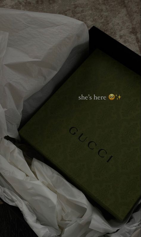 Zara Aesthetic, Story Captions, Gucci Aesthetic, Rich Gifts, Green Gucci, Gucci Gift, Luxury Things, Lux Fashion, Skin Aesthetics