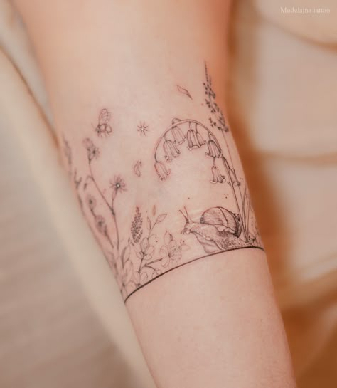 Fineline Organic wildflowers snail scar tattoo Fine Wildflower Tattoo, Wildflower Meadow Tattoo, Mushrooms Tattoo Ideas, Wildflower Garden Tattoo, Tattoos Cottagecore, Wild Flower Garden Tattoo, Fineline Nature Tattoo, Delicate Wildflower Tattoo, Boho Arm Tattoo