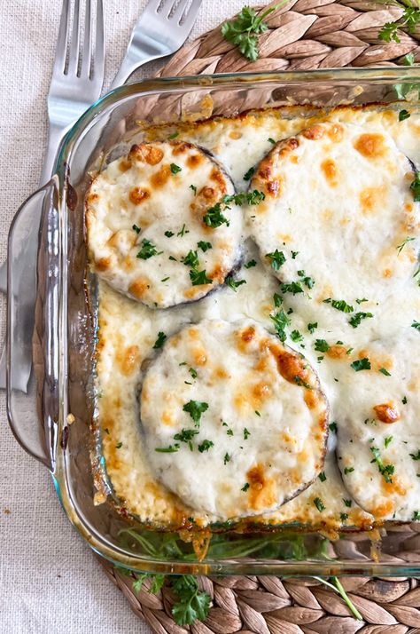 The Eggplant Casserole that Rivals Eggplant Parmesan | EASY Recipe Spanish Eggplant, Eggplant Parmesan Easy, Eggplant Casserole, Eggplant Recipes Easy, Eggplant Dishes, Seafood Stew, Eggplant Parmesan, Eggplant Recipes, Vegetarian Recipes Easy