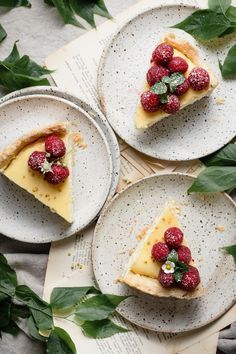 Raspberry Lemon Curd, Raspberry Lemon Cheesecake, Cheesecake Photography, Lemon Ideas, Lemon Curd Cheesecake, Crumble Pie, Homemade Cheesecake, Dessert Photography, Spring Desserts