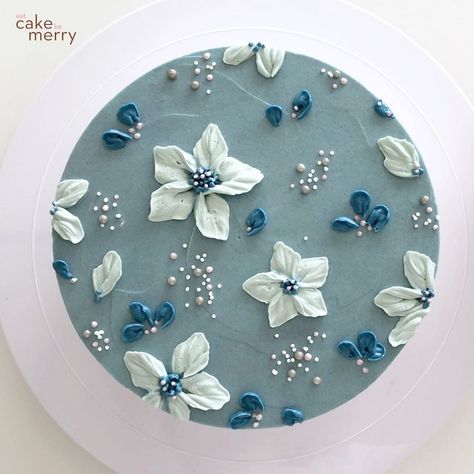 Cakes With Blue Flowers, Cake Decorating Blue, Birthday Cake Ideas Flowers, Blue Flowers Cake, Blue Cake Decoration Simple, Blue Buttercream Cake, Blue Floral Cake, Blue Themed Cake, Blue Floral Cake Design