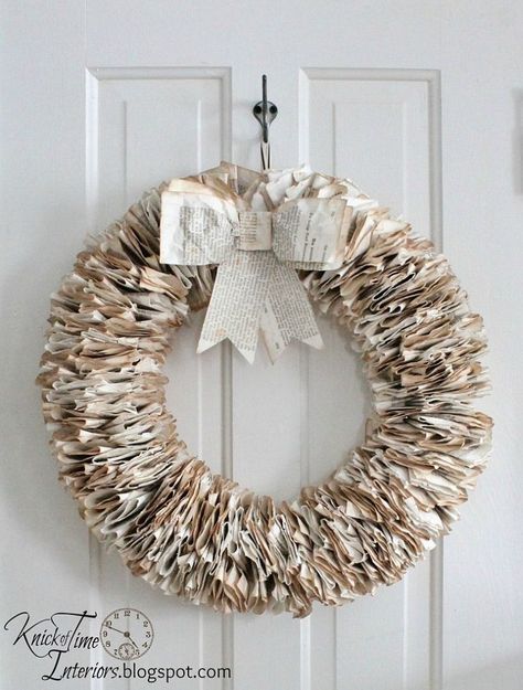 DIY:: Beautiful $4 Christmas Book Page Wreath With Easy to follow tutorial ! Couronne Diy, Book Wreath, Dekoratívne Vence, Book Page Wreath, Diy Buch, Old Book Crafts, Book Page Crafts, Hemma Diy, Paper Wreath