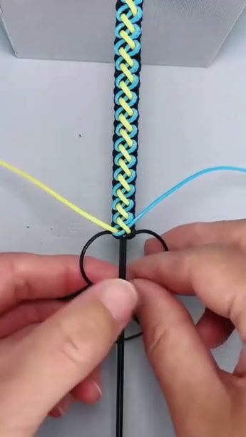 Paracord Projects Diy Easy, How To Make Bracelets With String, Paracord Weaves, Paracord Projects Diy, Paracord Bracelet Patterns, Diy Bracelets With String, Friendship Bracelets Easy, Diy Friendship Bracelets Tutorial, Braided Bracelet Diy